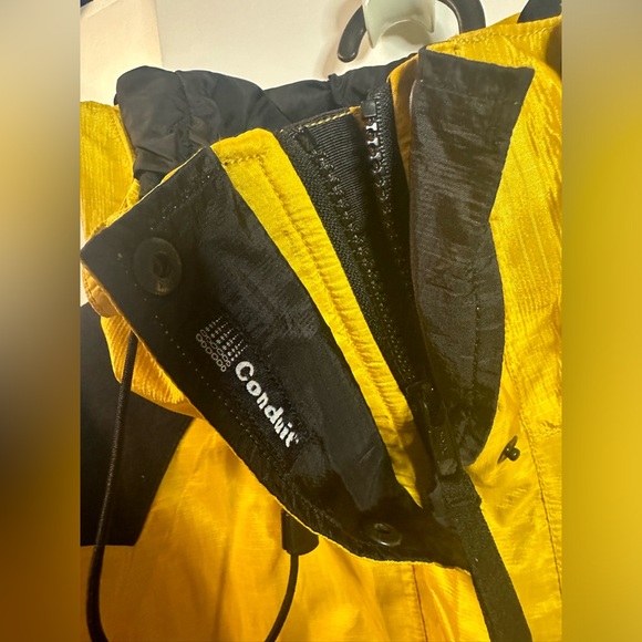 VINTAGE WOMENS MOUNTAIN HARDWEAR JACKET - Picture 4 of 9